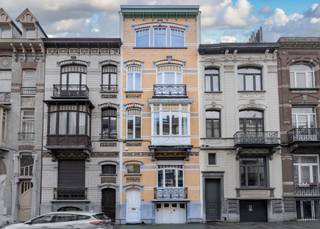 Just a stone's throw from the charming Square Marie-Louise, 5BRICKS presents an exceptional maison de maître, completely renovated between 2012...