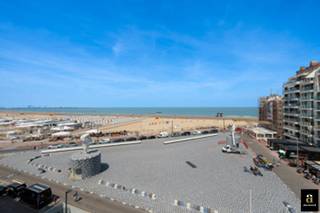 Ongemeubeld 3 slaapkamerappartement op het Rubensplein met fantastisch zeezicht.<br />Inkom met vestiaire en gastentoilet. Woonkamer met panoramisch zeezicht en zicht op het Rubensplein. Volledig ingerichte keuken met doorgeefluik.<br />3 slaapkamers, badkamer en douchekamer. Zuidgelegen terrasje.<br />Mogelijkheid tot het bijhuren van een autostaanplaats in de Paul Parmentierlaan.