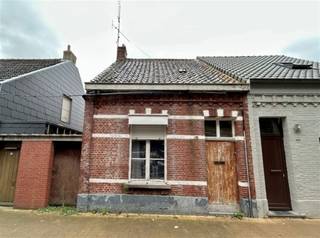 <p><span>Totaal renovatieproject of afbraakwoning te koop op een gunstige locatie nabij het centrum en het park van Kapellen, het perceel is 345m² groot en heeft een breedte van 6 m.</span></p><p><span>Het eigendom is geschikt voor het bouwen van een gesloten bebouwing met een diepte van maximum 17 m op het gelijkvloers, 13 m op de verdieping en 9 m op de bovenverdieping. </span></p><p><span>Er werden reeds plannen goedgekeurd voor een nieuwbouw woning/volledige verbouwing.</span></p><p><span> </span></p><p><span>Plannen en video zijn te bekijken, vanwege de bouwvallige staat worden er geen afspraken ter plaatse ingepland.</span></p>