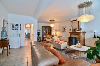 Op Steenweg 189A in Heers vinden we dit prachtig ingerichte en bijzonder ruime appartement met drie slaapkamers. Wat het meteen onderscheidt, is de volledig eigen inkomdeur. Je komt binnen via je eigen privé-inkomhal met trappenhal, net zoals in een woning. Wie liever de lift neemt, kan het appartement ook zo bereiken.<br />Op de eerste verdieping wacht een appartement van maar liefst 155 m². De prachtige living met eethoek is de ideale plek om samen te leven en vrienden te ontvangen. De aparte keuken zorgt voor rust en overzicht. Drie ruime slaapkamers bieden plaats aan een gezin, een thuiskantoor of een logeerkamer. Verder zijn er een badkamer met douche en lavabo, een apart toilet en een handige wasberging.<br />De afwerking is van hoog niveau, met mooie en kwalitatieve materialen. Keramische vloertegels, lambrisering op de hoge plafonds en zorgvuldig uitgevoerde schilder- en behangwerken geven het geheel een warme en luxueuze uitstraling.<br />Ook qua comfort en kosten zit je hier goed. Het appartement wordt verwarmd met een gemeenschappelijke stookolieketel die nog in goede staat is. De totale maandelijkse kost bedraagt vandaag € 180, en daar zijn de verwarmingskosten al in inbegrepen. De huidige bewoners krijgen jaarlijks zelfs een mooi bedrag terug op hun voorschotten. In de woonkamer werd bovendien een moderne pelletkachel geplaatst. Die brengt gezelligheid en houdt in het tussenseizoen het hele appartement aangenaam warm.<br />Bergruimte is er in overvloed. Bij het appartement hoort een kelderverdieping van 55 m². Je bereikt ze rechtstreeks vanuit het appartement en ook via de individuele garage. De volledige kelder is privatief en hoort uitsluitend bij dit appartement.<br />Parkeren kan voor de deur, en rondom het appartement is er veel ruimte.<br />Kortom: een schitterend afgewerkt appartement met uitzonderlijk veel ruimte en privacy, op een toplocatie in Heers.<br />Interesse? Bel DUO Vastgoed voor een bezichtiging op 011 70 70 19.