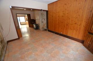 Goed gelegen te renoveren woonhuis met zonnige koer.Indeling:Inkomhall, afzonderlijk toilet, woonkamer, ruime keuken, veranda, berging, badkamer met...