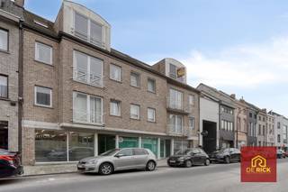 Appartement duplex très décent en centre ville, 2 chambres, beau séjour avec cuisine ouverte, salle de bain avec douche et toilettes. Chauffage par convecteurs électriques. Parquet. Excellent rendement.Louable pour € 700 minimum. Visites ? Marc 0475 595959