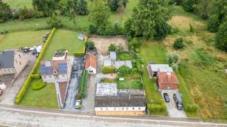 <p>EERSTE BEZOEKDAG ZATERDAG 22/08 VAN 10u00 TOT 13u00 (enkel op afspraak!) <br /><br />NEDERHASSELT (NINOVE) – Eigendom met 2 woonunits, paardenaccommodatie en weide<br /><br />In Nederhasselt bevindt zich deze veelzijdige eigendom bestaande uit twee afzonderlijke woningen, paardenaccommodatie, stallingen en een aansluitende weide van ca. 43 are.<br /><br />Dankzij de aparte woonunits biedt deze eigendom verschillende mogelijkheden: ideaal als dubbelwoonst, kangoeroewoning, zorgwoning of als investering waarbij één woning zelf gebruikt en de andere verhuurd kan worden.<br /><br />De rechterwoning beschikt over een woon- en eetkamer, apart toilet, slaapkamer, dressing/bureauruimte, basiskeuken en badkamer met douche. Deze woning heeft ca. 91 m² bewoonbare oppervlakte en een niet-ingerichte zolder.<br /><br />De linkerwoning omvat een woonkamer, keuken, twee slaapkamers, badkamer met douche en toilet en een berging. Deze woning beschikt over ca. 107 m² bewoonbare oppervlakte en eveneens een niet-ingerichte zolder.<br /><br />Beide woningen zijn afzonderlijk ingericht en kunnen verder worden aangepast en gemoderniseerd volgens eigen smaak en hedendaagse normen. Op beide woningen is de geldende renovatieverplichting van toepassing.<br /><br />Naast de woonmogelijkheden is de aanwezige paardenaccommodatie een belangrijke troef. De eigendom beschikt over paardenstallen, een paddock en een aansluitende weide van ca. 43 are. Bijkomend bestaat de mogelijkheid om extra aanpalende weides te huren.<br /><br />Troeven:<br />✓ Twee woonunits op één geheel<br />✓ Ideaal voor kangoeroewonen of familiegebruik<br />✓ Interessant als investering<br />✓ Paardenstallen en paddock aanwezig<br />✓ Aansluitende weide van ca. 43 are<br />✓ Mogelijkheid tot huren van extra weides<br /><br />Een eigendom met tal van mogelijkheden voor wie wonen wil combineren met ruimte en paardenvoorzieningen.<br />Voor meer informatie of een bezoek, kan u ons steeds contacteren: 053/60.65.66.</p>