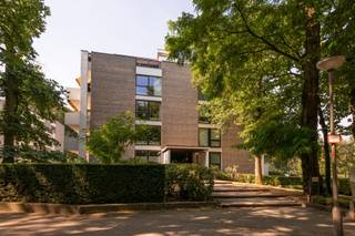 <p><span>Uniek luxeappartement met een fenomenaal zicht over het Park Den Brandt en met een prachtige bew. opp. van ca 230 m². Dit app. gelegen op de 2de verdieping van een prima onderhouden &amp; standingvolle gebouw omvat  een ruime woonkamer met een heerlijk vrij uitzicht en een terras, een open eetkamer, een luxe ingerichte keuken met ontbijthoek, masterbedroom met badkamer afgewerkt met travertijn en eigen dressing , twee extra grote slaapkamers, een tweede badkamer met ligbad en douche, een staanplaats (in optie aan 50.000)  in de onderbouw van het gebouw alsook een grote kelder. Uniek aanbod voor wie op zoek is naar een luxeappartement in de groene en residentiële rand van Antwerpen. Rust, ruimte en hoge levenskwaliteit op de perfecte locatie. Goede aansluiting op het wegennet en vlotte toegang naar centrum Antwerpen.</span></p>