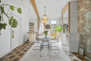 Voor wie authenticiteit en karakter weet te waarderen, is deze uitzonderlijke woning een zeldzame vondst. Gelegen in het pittoreske Rupelmonde, op...