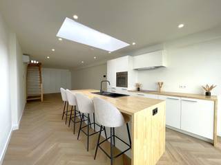 <p><span>NIELSESTRAAT 51, 2850 BOOM </span></p><p><span>Compleet gerenoveerde en energiezuinige gezinswoning!</span></p><p><span> </span></p><p><span>Op zoek naar een energiezuinige, instapklare gezinswoning? Dan is deze compleet gerenoveerde woning absoluut een bezoek waard!</span></p><p><span>De woning werd in 2025 en 2026 volledig vernieuwd, zowel binnen als buiten.</span></p><p><span>De hele interne structuur werd aangepakt, met speciale aandacht voor de technieken!</span></p><p><span>De woning is bovendien centraal gelegen, met scholen, supermarkten en openbaar vervoer op wandel- en fietsafstand.</span></p><p><span>Dankzij de nabijheid van de A12 en E19 zijn Antwerpen en Brussel vlot bereikbaar.</span></p><p><span> </span></p><p><span>Op het gelijkvloers vinden we een inkomhal, berging met aansluiting wasmachine en droogkast, een badkamer en een slaapkamer met airco.</span></p><p><span>Op Verd. -1: een leefruimte met wandkasten en een open keuken met zicht op het tuintje.</span></p><p><span>Op Verd. +1: twee slaapkamers en een apart toilet met handenwasser.</span></p><p><span>Op Verd. +2: een zolderkamer met geautomatiseerde schuiftrap.</span></p><p><span> </span></p><p><span>Met een EPC-label A is deze woning bijzonder energiezuinig. Het comfort wordt verder verhoogd door:</span></p><ul><li><span>Airconditioning in de leefruimte en slaapkamers</span></li><li><span>Vloerverwarming in de leefruimte</span></li><li><span>Centraal ventilatiesysteem</span></li><li><span>Zonnepanelen (3.220 Wp)</span></li></ul><p><span> </span></p><p><span>Interesse om deze woning zelf te ontdekken?<br />Neem dan contact met ons op via 03 888 44 01 of <span>info@immodillen.be</span></span><span>.</span></p>