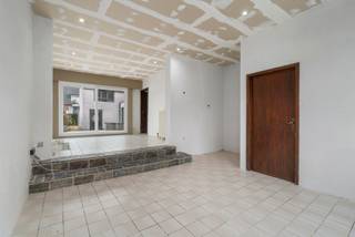 Ben je op zoek naar een deels te renoveren woning nabij het Dorp van Schellebelle? Zoek niet verder! Deze woning met 3 ruime slaapkamers, garage...