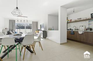 Te koop: modern appartement op een toplocatie in Izegem. Dit nieuwbouwappartement (bouwjaar 2024) combineert energiezuinig wonen met comfort en een...