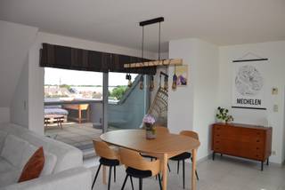Op zoek naar een energiezuinig, ruim en lichtrijk appartement op een toplocatie in Mechelen? Dit prachtige appartement op de 5de en hoogste verdieping combineert comfort, rust en een uitstekende bereikbaarheid. Dankzij de oost- én westgerichte terrassen geniet je hier de hele dag door van zon en een open uitzicht.<br /><br />Verder beschikt het appartement over:<br />Twee volwaardige slaapkamers (14 m² en 17 m²)<br />Een volledig ingerichte badkamer met bad, douche en dubbele wastafel<br />Een ruime kelderberging<br />Een ondergrondse autostaanplaats (verplicht bij aan te kopen aan €19.000). <br />De autostaanplaats kan indien gewenst verhuurd worden (momenteel is dit het geval). <br /><br />🌟 Troeven die dit appartement uniek maken:<br /><br />✅Ruim: totaaloppervlakte van 127m²<br />✅Energiezuinig: EPC B (129kWh/m²)<br />✅Conforme elektriciteit<br />✅Overvloedige lichtinval <br />✅Lift aanwezig (rolstoeltoegankelijk)<br />✅Keuken met hoogwaardige ingebouwde toestellen<br />✅Gelegen op het hoogste verdiep: maximale rust en privacy<br />✅Prachtig open zicht vanop het grootste terras<br />✅Hele dag zon dankzij oost- en westoriëntatie<br />✅Voorzien van muggenhorren, screens en rolluiken<br /><br />🎯 Snelle verbinding met de E19<br />🎯 Op wandelafstand van scholen, winkels, centrum Mechelen en station Mechelen-Nekkerspoel<br />🎯 Vlakbij het Kasteeldomein De Borght (opening voorzien rond januari 2027) + natuurgebied Mechels Broek<br />🎯 Vlotte toegang tot de fietsostrade via de nieuwe fiets- en voetgangersbrug<br />🎯 Gelegen in een wijk met ambitieuze stadsvernieuwingsplannen: 'project Nekker Nova' <br /><br /><br />Interesse? <br />Plan een bezichtiging in via mail: borchtstraat26@gmail.com <br /><br />GEEN IMMO