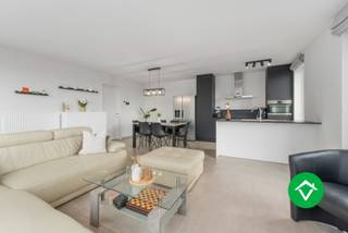 Ontdek dit instapklare en energiezuinige appartement gelegen te Diksmuide. Dit recent gebouwde appartement (2023) combineert hedendaags wooncomfort met een kwalitatieve afwerking en een gunstige ligging.<br /><br />Het appartement bevindt zich in een jonge residentie en geniet van een moderne indeling met veel natuurlijke lichtinval. U komt binnen via de inkomhal die toegang biedt tot de lichtrijke leefruimte met open, volledig ingerichte keuken. De leefruimte sluit mooi aan op het terras, waar het aangenaam vertoeven is.<br /><br />Verder beschikt het appartement over twee comfortabele slaapkamers, een hedendaagse badkamer en een praktische berging. Dankzij de recente bouw voldoet het pand aan de huidige energienormen, wat resulteert in een energiezuinig en toekomstgericht woonaanbod.<br /><br />Daarnaast hoort er een afgesloten garage bij het appartement (€25.000 – verplicht aan te kopen).<br /><br />De ligging langs de Esenweg vormt een extra troef: vlotte verbinding naar het centrum van Diksmuide, nabij winkels, scholen en belangrijke invalswegen.<br /><br />Troeven<br />✔ Bouwjaar 2023<br />✔ Energiezuinig appartement<br />✔ Moderne residentie<br />✔ Terras aanwezig<br />✔ Vlotte bereikbaarheid<br />✔ Garage <br />✔ Prachtig uitzicht uit de woonkamer op de ijzertoren.<br />✔ Verkoop onder registratierechten<br /><br />Ideaal als eigen woonst, tweede verblijf of investering.<br /><br />📩 Interesse? Contacteer ons voor meer informatie of een bezoek ter plaatse.