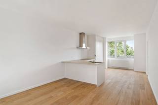 <p><span>Ontdek dit hoogwaardig gerenoveerde appartement in de gegeerde Unitas-tuinwijk, vlak bij het groene Boekenbergpark. Hier woont u in een rustige, residentiële omgeving waar het beste van twee werelden samenkomt: groen en stilte rondom u, terwijl winkels, openbaar vervoer en TC Ter Rivieren op wandelafstand liggen en het centrum van Antwerpen vlot bereikbaar blijft.</span></p><p><span>De aangename leefruimte verwelkomt u met de warme uitstraling van de volharde eikenparket en vormt samen met de open keuken het hart van het appartement. Het kookeiland sluit er naadloos op aan en creëert een gezellige plek voor een rustig ontbijt, een snelle koffie of een aangenaam samenzijn. Aan de straatzijde is bovendien een praktische ruimte voorzien, ideaal als thuiskantoor of hobbykamer. </span></p><p><span>Vanuit de leefruimte stapt u zo het dakterras op, waar een groene, rustieke omgeving u uitnodigt om even te vertragen. Een heerlijke plek voor een rustig moment of een aperitief bij valavond.</span></p><p><span>Achteraan ligt de ruime slaapkamer, bewust weg van de straat en daardoor heerlijk rustig. Er is plaats voor een volwaardige dressingkast, terwijl de hedendaags afgewerkte badkamer comfort en kwaliteit combineert met keramische tegels, een ruime inloopdouche en een dubbel lavabomeubel.</span></p><p><span>Ook praktisch is dit appartement goed uitgerust: het gebouw beschikt over een gemeenschappelijke fietsenberging en het appartement heeft twee privatieve kelderbergingen.</span></p><p><span>Bijzonderheden</span></p><ul><li><span>Kwalitatief gerenoveerd</span></li><li><span>Gelegen in de geliefde Unitas-tuinwijk</span></li><li><span>Kleinschalige mede-eigendom</span></li><li><span>Lage gemeenschappelijke kosten</span></li><li><span>Nabij Boekenbergpark en TC Ter Rivieren</span></li><li><span>Vlotte verbinding met Stad Antwerpen</span></li></ul><p><span> </span></p><p><span>Bent u op zoek naar een instapklaar appartement waar comfort, karakter en groen samenkomen? Contacteer ons via <span>thomas.onzia@urbainvastgoed.be</span></span><span> of 03 501 97 16 voor meer informatie of een bezoek.</span></p><p><span> </span></p><p><span>Stedenbouwkundige inlichtingen en bodemattest in aanvraag.</span><span> </span></p><p><span> </span></p>