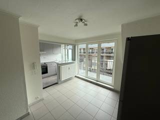 <strong>Verzorgd appartement met 1 slaapkamer, terras en garagebox vlakbij het centrum.</strong><span> Dit goed onderhouden appartement <span>(52m² - bron EPC) is</span> gelegen op de derde verdieping van de residentie <span>"</span><span><span>Ijzerbron"</span> </span>op de Bilzersteenweg 116 te Tongeren. Garagebox inbegrepen aan de achterzijde van het gebouw. Op deze locatie is het centraal wonen met een goede verbinding naar het stadscentrum en belangrijke invalswegen. </span><br /><br /><span>De indeling is als volgt - verdieping 3:</span><br /><span>Open leefruimte met aansluitend de keukenhoek. Kastenwand met spoelbak, kookplaat met dampkap, oven, losstaande koelkast en ontbijttoog. Grote raampartijen waardoor veel lichtinval en toegang tot het terras waar je kan profiteren van de ochtendzon. Recent gerenoveerde badkamer met meubel met enkele lavabo en spiegelkast, toilet, douche en aansluitingen voor het plaatsen van een wasmachine. Ruime slaapkamer gelegen aan de achterzijde van het gebouw. </span><br /><br /><span>Afgesloten garagebox aan de achterzijde van het gebouw - inbegrepen in de prijs. </span><br /><span>Geen lift in het gebouw.<br /><br /></span>Energielabel C - collectieve gasketel met caloriemeters.<br />De elektriciteitskeuring is conform de strenge wetgeving.<br />Asbestattestveilig (3 asbestmaterialen zorgvuldig te beheren - enkel dorpels)<br /><br /><span><span><span>Het appartement is momenteel verhuurd waardoor het uitermate geschikt is als opbrengsteigendom</span>.</span></span><br /><br /><span>Op zoek naar een ideaal investeringspand of een mooi appartement om zelf te wonen? Neem dan vandaag nog contact op voor een bezichtiging.</span><br /><br /><span>Wij </span><strong>ontzorgen</strong><span> je ook voor de </span><strong>verkoop van je huidige woning</strong><span>! Voor meer uitleg helpen we je graag verder.</span>