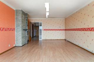 Op te frissen appartement met drie slaapkamers, ideaal voor wie zijn woning naar eigen smaak wil moderniseren. Het appartement beschikt over een praktische indeling en biedt tal van mogelijkheden om er een comfortabele thuis van te maken. Dankzij de drie volwaardige slaapkamers is er voldoende ruimte voor een gezin, een bureau of hobbykamer.Extra troef is de mogelijkheid om een garagebox mee aan te kopen, wat zorgt voor extra parkeergemak en bijkomende bergruimte. Een interessante opportuniteit voor zowel eigen bewoning als investering.INDELING- praktische inkomhal- lichtrijke leefruimte met verzicht- keuken met afzonderlijke bergruimte- 3 slaapkamers- afzonderlijk toilet- badkamer met ligbad en wastafel- kelderbergingMogelijkheid tot het mee aankopen van een garagebox bij de residentie.De voorbije jaren werd er reeds geïnvesteerd in de modernisering van de lift, de terrassen, de balustrades, het schrijnwerk en het dak van de residentie. Hierdoor zijn er momenteel geen grote kosten meer voorzien binnen het gebouw.Kortom, dit appartement is zowel ideaal om er zelf een gezellige thuis van te maken als een interessante opportuniteit voor wie op zoek is naar een rendabele investering!Wens je meer info of een bezoek? Neem dan snel contact op met Mathias via 0472 18 39 90 of mathias.lauwyck@dewaele.com!Bestuursmaatregelen in het maatregelenregister: nee