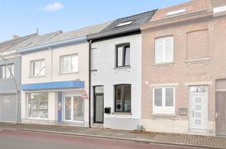 Dit vernieuwde huis in de Magdalenasteenweg, ligt in het hart van het dorp, op slechts een paar minuten wandelen van het station van Muizen. U...