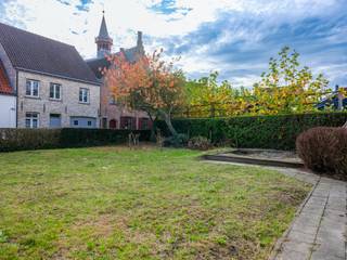 In het centrum van het charmante Damme bevinden zich deze voormalige schoolgebouwen, boordevol karakter en potentieel. Dankzij de...