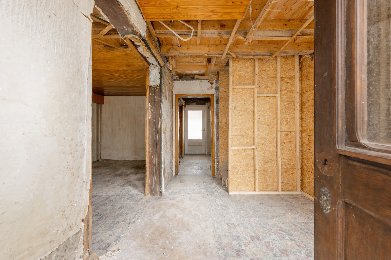 Verder te renoveren woning op toplocatie in Lichtervelde - foto 3