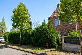Bent u op zoek naar een karaktervolle woning met veel ruimte en een grote tuin? Dan is deze gezinswoning aan de Spoorwegstraat 97 zeker een bezoek waard.<br /><br />De woning beschikt over een ruime leefruimte, een geïnstalleerde keuken, 4 slaapkamers en 2 badkamers. <br />Er is een zonnige tuin, een overdekt terras, een oprit met parkeergelegenheid en een ruim bijgebouw/garage dat perfect dienst kan doen als opslag, werkplaats of hobbyruimte.<br /><br /><u><strong>Indeling:</strong></u><br />- Inkomhal<br />- Ruime leefruimte<br />- Keuken<br />- 2 badkamers<br />- 4 slaapkamers<br />- Kelder<br />- Garage/bijgebouw<br />- Ruime tuin<br />- Oprit met parkeergelegenheid<br /><br /><u><strong>Details:</strong></u><br />- Rustige ligging<br />- EPC 383 kWh/m² - D-label (Geen renovatieverplichting)<br />- 170 m² woonoppervlakte<br />- Pvc ramen, dubbele beglazing <br />- Verwarming op stookolie<br />- Ruime tuin met terras en moestuin<br />- Garage met poort en extra bergruimte<br /><br /> Beschikbaarheid te bespreken.