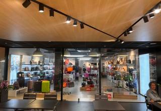 Commercieel pand, gelegen in de gekende Galerie What( zie plan UNITS E+ F).De oppervlakte bedraagt 306 m².De maandelijkse huurprijs bedraagt 3.500...