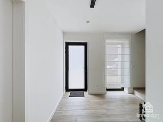 <strong>PLUSPUNTEN:</strong><br />+ perceeloppervlakte: 175 m²<br />+ bewoonbare oppervlakte: 142 m²<br />+ 3 ruime slaapkamers<br />+ ondergrondse privé parkeerplaats<br />+ ruime kelderberging<br />+ ventilatie type D<br />+ warmtepomp Vaillant<br />+ voorzien van laadpaal<br />+ hoogwaardige afwerking<br />+ aanwezigheid van zonnepanelen<br /><br /><strong>ALGEMEEN:</strong><br />Welkom in deze prachtige, recente woning aan het Regenboogplein in Pelt, waar comfort, energiezuinigheid en hoogwaardige afwerking perfect samenkomen. Deze instapklare woning werd met oog voor detail afgewerkt met kwalitatieve materialen en straalt een tijdloze elegantie uit.<br /><br />De lichtrijke leefruimte vormt samen met de stijlvolle keuken het hart van de woning en biedt een aangename woonbeleving voor het hele gezin. Met drie volwaardige slaapkamers is er voldoende ruimte voor zowel gezinnen als koppels die extra plaats wensen voor een bureau of hobbyruimte.<br /><br />Een absolute meerwaarde is de ondergrondse privéparkeerplaats die rechtstreeks bereikbaar is vanuit de woning, aangevuld met een ruime kelderberging. Dankzij de zonnepanelen, ventilatiesysteem D en het uitstekende energiepeil geniet u bovendien van een bijzonder energiezuinige woning met lage verbruikskosten.<br /><br />Ook aan comfort werd gedacht: de verkoop omvat de volledige raamdecoratie, alle verlichtingsarmaturen en de aanwezige laadpaal, waardoor u zonder bijkomende investeringen meteen kunt verhuizen.<br /><br />De woning is gelegen op een rustige en aangename locatie in Pelt, met winkels, scholen, openbaar vervoer en belangrijke verbindingswegen op korte afstand. Hierdoor geniet u dagelijks van een ideale combinatie tussen rustig wonen en een vlotte bereikbaarheid.<br /><br />Bent u op zoek naar een recente, kwalitatief afgewerkte woning waar luxe, comfort en duurzaamheid hand in hand gaan? Dan is deze eigendom beslist een bezoek waard.<br /><br /><strong>INDELING:</strong><br />-1: kelder vanuit de woning met privé autostaanplaats en kelderberging<br />+0: inkomhal, toilet, wasberging, keuken, woonkamer, eetkamer;<br />+1: nachthal, badkamer, 3 slaapkamers;<br /><br /><strong>FINANCIERING:</strong><br />Een succesvolle vastgoedtransactie begint met een goede voorbereiding. Wij adviseren kandidaat-kopers om hun financiële mogelijkheden tijdig in kaart te brengen, zodat zij met de nodige zekerheid en vertrouwen kunnen handelen wanneer de juiste opportuniteit zich aandient.<br /><br /><strong>VERKOPEN OF VERHUREN MET EEN STRATEGISCHE AANPAK?</strong><br />Dankzij het vertrouwen van onze klanten en onze sterke marktpositie zijn wij voortdurend op zoek naar kwalitatieve eigendommen. Overweegt u te verkopen of te verhuren? Ontdek vrijblijvend onze persoonlijke aanpak en hoe wij uw eigendom optimaal positioneren om de juiste doelgroep te bereiken.<br /><br /><strong>ALS EERSTE OP DE HOOGTE VAN NIEUW AANBOD:</strong><br />De beste eigendommen worden vaak gevonden vóór ze breed beschikbaar zijn. Schrijf u vrijblijvend in via onze website en ontvang nieuw aanbod dat aansluit bij uw wensen en zoekcriteria.<br /><br /><strong>UW VASTGOED, ONZE EXPERTISE:</strong><br />Elke eigendom verdient een persoonlijke strategie. Met een combinatie van marktkennis, professionele presentatie, actieve klantenbenadering en een sterk netwerk begeleiden wij onze klanten naar een succesvol resultaat.<br /><br /><strong>PERSOONLIJKE SERVICE, PROFESSIONELE BEGELEIDING:</strong><br />Een vastgoedbeslissing vraagt een doordachte aanpak. Ons ervaren team staat klaar om u persoonlijk te adviseren en te begeleiden bij elke stap. Contacteer ons via +32 89 87 03 67 of via info@immosign-plus.be.