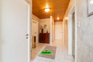Gelegen in het charmante Strijpen, een deelgemeente van Zottegem, bevindt zich deze bijzonder goed onderhouden woning op een rustige en tegelijk vlot bereikbare locatie. U geniet hier van een aangename woonomgeving met een vlotte verbinding naar het centrum, winkels en invalswegen.<br /><br />De woning verwelkomt u via de inkomhal met gastentoilet en geeft meteen toegang tot de lichtrijke leefruimte. Aansluitend bevindt zich de ruime, aparte keuken die rechtstreeks toegang biedt tot het terras en de zonnige tuin.<br /><br />Op het gelijkvloers vindt u verder twee volwaardige slaapkamers, een badkamer uitgerust met wastafel, ligbad en douchecabine, alsook meerdere praktische bergingen. De woning beschikt bovendien over een ruime inpandige garage én een extra aparte garage met zolderruimte, wat zorgt voor tal van mogelijkheden.<br /><br />De eerste verdieping omvat een derde slaapkamer, bijkomende bergruimte en een bijzonder ruime polyvalente ruimte van ca. 75 m². Deze biedt tal van uitbreidingsmogelijkheden en kan perfect ingericht worden als extra slaapkamers, tweede leefruimte, hobbyruimte of zelfs een studio.<br /><br />Tot slot is er nog een kelder aanwezig en beschikt de woning over een ruime oprit.<br /><br />
