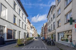 Gerenoveerde stadswoning met 4 slaapkamers naast het Groen Kwartier<br /><br />Koffie bij Caffenation of Café Betty, dineren bij PAKT en een aperitief bij August. In de Lamorinièrestraat woon je naast het Groen Kwartier, met fijne horeca, winkels en groen vlakbij.<br /><br />Deze gerenoveerde stadswoning combineert die aantrekkelijke ligging met ca. 175 m² bewoonbare oppervlakte, vier slaapkamers en een aangename stadskoer.<br /><br />Op het gelijkvloers bevindt zich de ingerichte keuken met eetruimte en toegang tot de koer. De keuken is uitgerust met een SMEG-gasvuur, vaatwasser en Quooker. De aparte zitruimte ligt op de eerste verdieping.<br /><br />Vier slaapkamers bieden ook mogelijkheden voor een bureau of hobbyruimte. De badkamer beschikt over een ligbad en ruime douche. Twee toiletten, maatmeubilair en een praktische kelder vervolledigen het geheel.<br /><br />De woning werd in 2025 grondig gerenoveerd, met onder meer een vernieuwd dak, nieuwe ramen, keuken en badkamer. Conforme elektriciteit en EPC-label B zorgen voor een comfortabele, instapklare thuis.<br /><br />Bijzonderheden: ca. 175 m² bewoonbaar | 4 slaapkamers | stadskoer | kelder | renovatie 2025 | elektriciteit conform | EPC B – 163 kWh/m²/jaar.