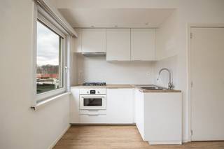 <p><span>Vivre dans un quartier calme et résidentiel avec le parc au coin de la rue ? Cet appartement fraîchement rénové avec une cuisine ouverte, des pièces lumineuses et des finitions modernes est situé au premier étage d'un petit immeuble proche de l'Eden Park rénové. </span></p><p><span> </span></p><p><span>Clair, aéré et prêt à être emménagé</span></p><p><span>Vous entrez dans l'appartement par le hall d'entrée commun. À l'intérieur, vous remarquez immédiatement la chaleur du parquet LVT, qui se poursuit de la salle de séjour jusqu'à la chambre à coucher. Le salon confortable avec cuisine ouverte est baigné de lumière grâce aux grandes fenêtres qui créent une atmosphère agréable et aérée. La cuisine est compacte mais complète : elle est équipée d'une plaque de cuisson au gaz à 4 feux, d'une hotte aspirante, d'un four combiné et d'un évier de 1,5 place —, idéal pour avoir tout à portée de main.</span></p><p><span>La chambre à coucher est située à l'arrière et communique avec une pièce de rangement pratique équipée d'une chaudière combinée actualisée et d'un espace pour les provisions ou le matériel de nettoyage. La salle de bains attenante est entièrement carrelée, fraîche et fonctionnelle. Elle est équipée d'une cabine de douche spacieuse, d'un lavabo, d'une armoire de toilette avec éclairage, de toilettes et de raccordements pour la machine à laver et le sèche-linge. Ici aussi, une fenêtre assure une ventilation et une luminosité naturelles.</span></p><p><span> </span></p><p><span>Vivre dans un environnement paisible et verdoyant</span></p><p><span>L'emplacement se distingue par sa tranquillité et son accessibilité. Vous vivez dans un quartier résidentiel calme de Wilrijk, à proximité des voies de communication et à quelques pas du Park van Eden rénové. Les commerces, les transports en commun et les artères se trouvent à proximité immédiate.</span></p><p><span> </span></p><p><span>Caractéristiques</span></p><p><span>Parquet LVT ; spots encastrés ; branchement machine à laver ; compteurs séparés pour l'eau, le gaz et l'électricité ; sols et murs isolés ; local à poubelles ; bon EPC ; proche des parcs ; quartier calme Wilrijk</span></p><p><span> </span></p>