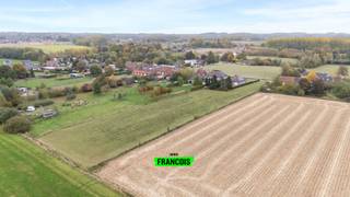 In het rustige en landelijke Scheldewindeke, deelgemeente van Oosterzele, bieden wij deze bouwgrond van ca. 3719 m² aan, gelegen in een groene omgeving met uitzicht over akkerlanden en weilanden. De locatie combineert rust en natuur met een uitstekende bereikbaarheid: via de N42 bereikt u vlot Wetteren en Zottegem, terwijl de E40 op slechts tien minuten rijden ligt, met verbinding richting Gent, Aalst en Brussel.<br /><br />Deze bouwgrond beschikt over een geldige verkavelingsvergunning en een verkoopbaarheidsattest, wat betekent dat het perceel onmiddellijk verkoopbaar en bouwklaar is.<br /><br />Het terrein is bestemd voor het oprichten van een vrijstaande ééngezinswoning met een maximum bouwdiepte van 18 m op het gelijkvloers en 12 m op de verdieping. Een hellend dak (35°–45°) is voorzien, met een maximale nokhoogte van 9 m en kroonlijsthoogte van 5 m. Binnen de verkaveling is één losstaand bijgebouw toegelaten van maximaal 40 m², en er is ruimte voor minstens twee parkeerplaatsen op eigen terrein. De verhardingen worden uitgevoerd in waterdoorlatende materialen, en de voortuin dient voor minstens 50 % met groen te worden aangelegd.<br /><br />De ligging van het perceel is bijzonder aangenaam: het bevindt zich in een bestaand woonlint met hoofdzakelijk vrijstaande en halfopen woningen, omringd door landbouwgronden en bossen. De omgeving is ideaal voor wie landelijk en rustig wil wonen, zonder in te boeten aan bereikbaarheid of voorzieningen.<br /><br />