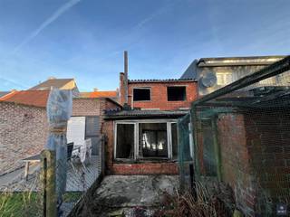 TE RENOVEREN OF TE SLOPEN WONING MET ZUIDELIJKE TUIN Deze woning , gelegen net buiten het centrum van Beveren en op een perceel van ± 130 m²,  biedt...