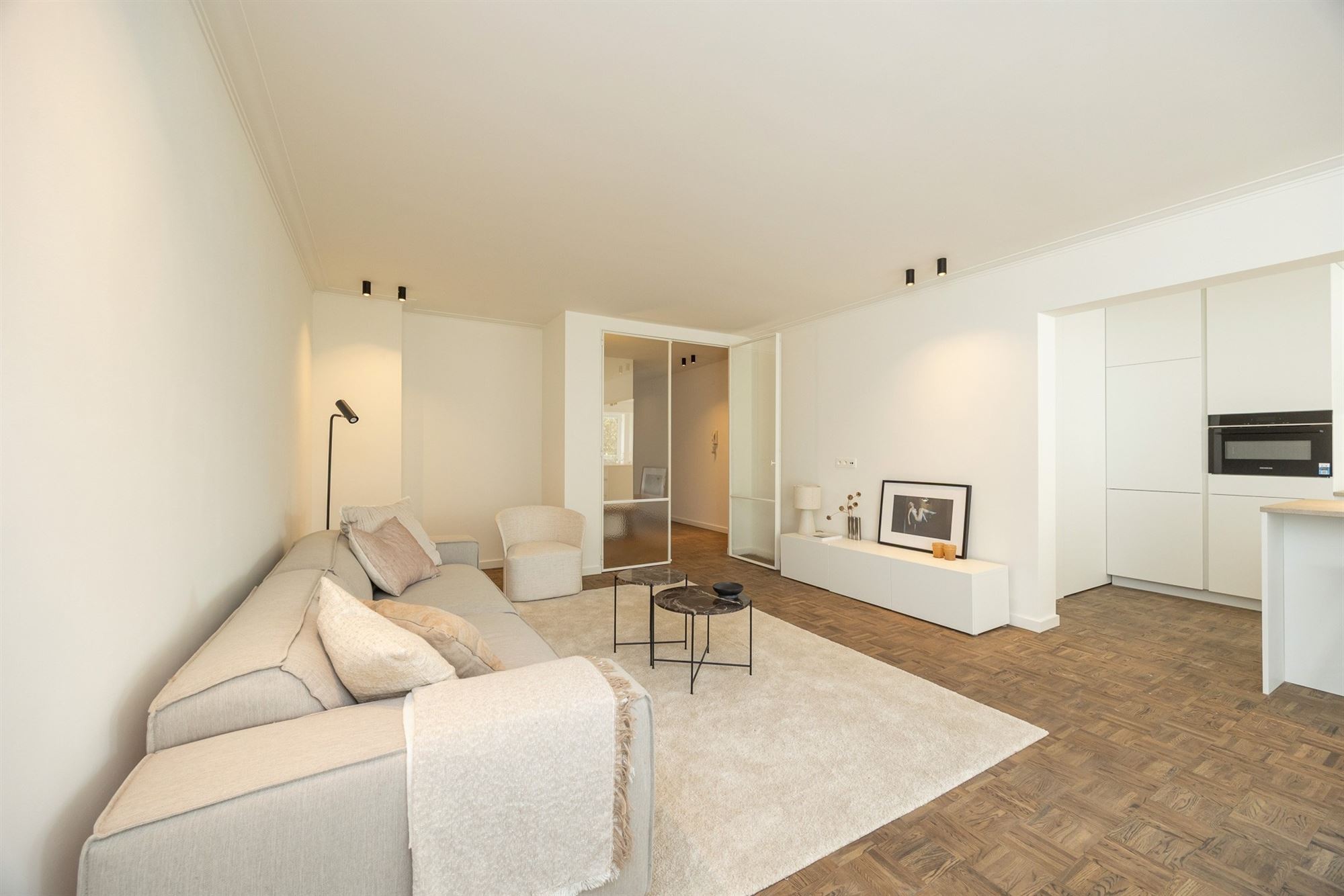 Gerenoveerd appartement met drie slaapkamers en terras - foto 4