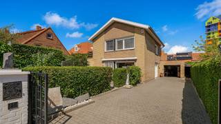 In een mooie woonwijk te Knokke-Heist bevindt zich deze volledig vrijstaande woning, voorzien van een zonnige tuin, een grote oprit en een garagebox. Deze charmante villa verschuilt zich achter een grote haag waar u kunt genieten van een mooi aangelegde tuin en meerdere zonneterrassen. <br /><br />Energielabel C dankzij de recente verwarmingsketel, de HR-beglazing en de aanwezige zonnepanelen.<br /><br />De inkomhal bevindt zich aan de zijkant van de woning waar u kunt gebruik maken van een gastentoilet en toegang hebt tot het leefgedeelte. Het leefgedeelte omvat een ruime en verzorgde open keuken, een grote eetplaats en een knusse tv-hoek. Naast de keuken nog een grote berging/wasplaats. <br />De woonkamer profiteert van een uitstekende oriëntatie met veel zonlicht en een leuke connectie tussen binnen en buiten. Via de woonkamer hebt u rechtstreekse toegang naar het terras en de groene tuin. Meerdere zonneterrassen voor en naast de woning zodat u ongestoord kunt meedraaien met de zon van 's ochtends tot ’s avonds.<br />Op de eerste verdieping zijn er drie slaapkamers, een mooi vernieuwde badkamer met extra toilet en een aparte bureau op de nachthall. <br /><br />Mooi rechthoekig perceel van 390 m² met voldoende parkeergelegenheid, een mooie schuifpoort, een vernieuwd dak, ….<br /><br />Een instapklare en sfeervolle villa op een rustige locatie vlakbij het strand.<br /><br />Bezoeken of meer informatie?<br />Contacteer Sacha Vanrafelghem op GSM 0487/43.79.10.