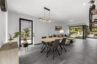 Met veel plezier stellen we u deze nieuwbouwwoning van 2022 voor. Het bevindt zich op het einde van een gezellig, doodlopend straatje in Wilsele, nabij belangrijke invalswegen en op een tiental minuten van het centrum van Leuven. Hier geniet u van het comfort van nieuwbouw, maar met betaling onder registratierechten (geen BTW!). Deze BEN-woning is zeer energiezuinig en uitgerust met 11 zonnepanelen, vloerverwarming, een ventilatiesysteem D en zonnescreens. Via de oprit met plaats voor minstens twee wagens, deels overdekt met carport, en via de mooi aangelegde voortuin komt u binnen in een ruime inkomhal met gastentoilet. De benedenverdieping vormt één lichtrijke, open leefruimte met grote raampartijen en zicht op de tuin. De open keuken met eiland is uitgerust met Siemens-toestellen en vormt de ideale plek om te koken en gasten te ontvangen. Aan de keuken grenst er nog een ruime, praktische berging. Vanuit de woonkamer stapt u zo het terras op en geniet u van de gezellige, westelijk georiënteerde tuin met praktisch tuinhuis en overdekt loungegedeelte, ideaal voor lange zomeravonden. Boven bevinden zich drie ruime slaapkamers, waarvan de master bedroom reeds voorzien is van een volledig ingebouwde kastenwand. De badkamer is stijlvol ingericht met een prachtig meubel, inloopdouche én bad. Deze woning biedt de ideale combinatie van ruimte, hedendaags comfort en energiezuinigheid. Interesse? Contacteer ons via info@homies.be of 016 22 82 22.<br /> 