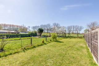 Deze aantrekkelijke woning biedt alles wat u nodig heeft — en meer. Gelegen op een<strong> uitstekende locatie</strong>, bevindt dit bijzonder aangename perceel zich op korte afstand van alle voorzieningen.<br /><br />Via de inkomhal komt u in de<strong> lichtrijke woonkamer</strong>, die naadloos overgaat in de <strong>recent vernieuwde en volledig geïnstalleerde keuken</strong>. Op het gelijkvloers vindt u verder een ruime <strong>badkamer</strong>, uitgerust met een regendouche, badkamermeubel en toilet. Daarnaast beschikt de woning over een droge, praktische kelder met voldoende opbergruimte.<br /><br />Op de eerste verdieping bevinden zich <strong>drie volwaardige slaapkamers</strong> en een <strong>tweede badkamer</strong> met ligbad en toilet. Via een vaste trap bereikt u de <strong>ruime zolderkamer</strong>, die tal van mogelijkheden biedt, zowel als <strong>vierde slaapkamer</strong> of als opslagruimte.<br /><br />Een absolute troef is de <strong>aangename, zuidwestgerichte tuin</strong> met extra berging. Hier geniet u volop van rust, zon en een <strong>prachtig uitzicht</strong> — de ideale plek om te ontspannen.<br /><br />Tot slot beschikt de woning over een <strong>eigen parkeerplaats</strong>, wat een belangrijke meerwaarde is. Alsook de <strong>ingang aan de zijkant </strong>is een grote troef.<br /><br />Interesse? Neem gerust contact op voor meer informatie of een vrijblijvend bezoek via 03 502 98 74 of mail naar kristof@claves.be.<br /><br /><br />