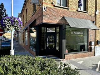 EXCLUSIEF HANDELSPAND OP TOPLOCATIE IN NIEUWPOORT-STAD<br /><br />Unieke commerciële opportuniteit in het hart van Nieuwpoort-Stad!<br /><br />Dit charmante hoekpand geniet van een bijzonder gunstige ligging in de winkelstraat en onderscheidt zich door zijn uitstekende visibiliteit en sterke commerciële uitstraling.<br />Momenteel ingericht als een gekend kapsalon, biedt het pand tal van mogelijkheden voor zowel eigen uitbating als investering.<br />De strategische hoekligging zorgt bovendien voor een optimale zichtbaarheid en aantrekkelijke etalagemogelijkheden.<br /><br />Een karaktervol handelspand op een goede locatie, waar ligging en uitstraling  samenkomen.<br />Vrij vanaf 1/7/2027 (wegens verhuis kapsalon).