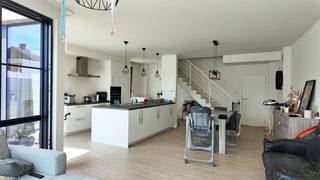 Dit moderne en lichtrijke duplex-appartement biedt alle comfort en kwaliteit die u mag verwachten van hedendaags wonen. Dankzij de...