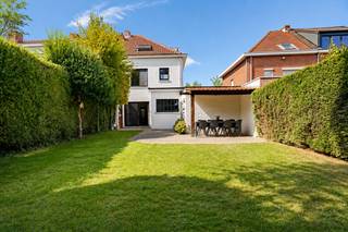 <p>In het gegeerde Elsdonk wacht een stijlvolle halfopen gezinswoning die ruimte, karakter en een bijzonder aangename woonomgeving moeiteloos verenigt. Met ca. 169 m² netto bewoonbare oppervlakte, vier slaapkamers, twee badkamers en een perceel van ca. 320 m² is dit een huis dat royaal aanvoelt zonder zijn warme, huiselijke schaal te verliezen.</p>
<p></p>
<p>Op het gelijkvloers zet de lichtrijke leefruimte meteen de toon, met grote raampartijen en een karaktervolle parketvloer. De volledig geïnstalleerde keuken sluit rechtstreeks aan op terras en tuin, waardoor binnen en buiten vanzelf in elkaar overvloeien. De oostgerichte, aangelegde tuin vormt een verzorgde groene achtergrond, terwijl de vernieuwde oprit, garage en private parkeermogelijkheid het dagelijkse comfort compleet maken.</p>
<p></p>
<p>Boven liggen vier volwaardige slaapkamers verspreid over twee verdiepingen, aangevuld met twee badkamers. Sinds 2020 werd de woning gericht vernieuwd, met onder meer een nieuwe keuken en badkamer, aluminium ramen met dubbele beglazing, een vernieuwd plat dak, voordeur en schuifraam, kruipkelderisolatie en een Vaillant-condensatieketel uit 2024. EPC C (229 kWh/m² jaar) en een conforme elektrische installatie maken het plaatje extra sterk.</p>
<p>Een bijzonder complete gezinswoning op een van die Elsdonk-locaties waar ruimte, rust en bereikbaarheid zelden zo mooi samenvallen.</p>
<p>Bezoekweekend op 19/09 en 20/09. Bod onder gesloten omslag.</p>