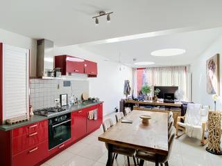 <p>Au cœur de Louvain se trouve cette charmante maison prête à emménager, bénéficiant d'un emplacement unique en plein centre-ville.</p><p></p><p>Un portail privé donne accès à une cour spacieuse et fermée où vous pourrez profiter du grand air en toute tranquillité, en plein cœur de la ville. Une grande baie vitrée coulissante vous mène dans le salon lumineux doté d’une cuisine ouverte. Au rez-de-chaussée se trouve également la salle de bains, aménagée de manière pratique et moderne.</p><p></p><p>La maison dispose de deux étages, chacun comprenant une chambre spacieuse. La chambre du haut est en outre dotée d’un espace de rangement supplémentaire.</p><p></p><p>Grâce à son emplacement central, vous avez vraiment tout à portée de pied : commerces, restaurants, transports en commun et toutes les commodités que Louvain a à offrir.</p><p></p><p>La maison est disponible. Toutes les consommations sont facturées individuellement.</p><p></p><p>Une charmante maison de ville pleine de caractère, dotée d’un espace extérieur paisible, idéale pour ceux qui souhaitent vivre confortablement au cœur du centre animé de Louvain. N’hésitez pas et demandez vite une visite via www.living-stone.be !</p>