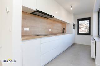 <p>Tussen Opstal en Lebbeke-Centrum bevindt zich dit vernieuwd 2-slpk appartement.</p>
<p>Inkomhal, een <strong>grote en lichtrijke leefruimte</strong>, <strong>nieuwe volledig uitgeruste keuken</strong>, praktische berging, <strong>luxueuze badkamer met regendouche</strong>, afzonderlijk gastentoilet en <strong>2 volwaardige slaapkamers</strong>.<br />Aan de voorzijde geniet u van een <strong>aangenaam balkon</strong>.</p>
<p>Conforme elektrische installatie. Centrale verwarming op aardgas; perfect instapklaar. Het uiterst gunstige EPC geeft aan, dat kopers zich hier verzekerd weten van lage energiefacturen.</p>
<p>Beperkte gemeenschappelijke kosten aangezien er geen syndicus en lift aanwezig is.</p>
<p>De geafficheerde prijs is inclusief 1 garage, optioneel heeft u de mogelijkheid om nog een 2<sup>e</sup> bij aan te kopen.</p>
<p>Alvast even binnenkijken? Dit kan via volgende link: https: https://my.matterport.com/show/?m=b7wk3wKKTbm</p>
<p>Meer info en bezoeken: 052/690.691 of jens@immotijl.be</p>