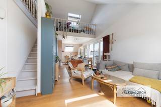 <h3><span><strong><span>Bezoeken ter plaatse worden ingepland via e-mail: </span><span>bart@vastgoedvalkenborgh.be</span> </strong></span></h3>
<h3><span><strong>Mooi duplex-appartement met mezzanine in Residentie Het Paradijs te Alken</strong></span></h3>
Op een gunstige locatie in de <strong>Zevenboomkensstraat 2 bus 9 te Alken</strong>, in de verzorgde residentie <strong>Het Paradijs</strong>, bevindt zich dit sfeervolle duplex-appartement met een ruime slaapkamer en een prachtige mezzanine. Dankzij de centrale ligging geniet u van een vlotte verbinding naar Hasselt, de belangrijkste invalswegen en tal van voorzieningen. Bovendien bevindt u zich op wandel- en fietsafstand van de bekende Brouwerij Alken-Maes en het gezellige centrum van Alken.<br />Het appartement combineert een aangenaam wooncomfort met een praktische indeling en een verrassend ruimtelijk gevoel. De lichtrijke leefruimte vormt het hart van de woning en sluit naadloos aan op de keuken. De ruime slaapkamer biedt voldoende plaats voor een comfortabel slaapgedeelte, terwijl de stijlvolle mezzanine een absolute meerwaarde vormt. Deze ruimte kan perfect ingericht worden als bureau, hobbyruimte, logeerkamer of extra ontspanningsruimte.<br />Dankzij de open indeling, de hoge plafonds en de vele lichtinval straalt het appartement een unieke charme uit. Het is dan ook een uitstekende opportuniteit voor starters, alleenstaanden, jonge koppels of investeerders die op zoek zijn naar een vastgoedbelegging op een aantrekkelijke locatie.<br /><strong>Troeven van dit appartement:</strong>
<ul>
<li><span>Gelegen in Residentie Het Paradijs</span></li>
<li><span>Ruime slaapkamer en leefruimte (bewoonbare oppervlakte 98 m2)</span></li>
<li><span>Prachtige mezzanine met diverse gebruiksmogelijkheden</span></li>
<li><span>Lichtrijke leefruimte</span></li>
<li><span>Centrale ligging nabij het centrum van Alken</span></li>
<li><span>Vlotte verbinding naar Hasselt en belangrijke toegangswegen</span></li>
<li><span>Dichtbij winkels, openbaar vervoer en recreatiemogelijkheden</span></li>
<li><span>Interessant als eigen woonst én als investering</span></li>
</ul>
Bent u op zoek naar een instapklaar appartement met karakter, ruimte en een uitstekende bereikbaarheid? Dan is dit appartement zeker een bezoek waard. Ontdek zelf de charme en mogelijkheden van deze unieke woongelegenheid in Alken.<br />Indeling: Gelijkvloers: Inkomhal, bergruimte, leefruimte met open keuken, badkamer, toilet, slaapkamer 1<br />1e Verdieping: Via een mooie volwaardige trap komt u terecht in een prachtige mezzanine die je kan inrichten volgens eigen behoeften (extra slaapkamer, bureau, speelruimte of bergruimte).<br />Kelder aanwezig met extra berging (nummer 5)<br />Autostandplaats nummer 1<br /><br />Comfort: De keuken is ingericht met een inbouwfrigo/diepvriesvak, inductiekookplaat, oven en vaatwasmachine<br />De ruime badkamer heeft een lavabo en bad/douche. In de berging in het appartement is er een voorziening voor wasmachine en droogkast<br />Leuk terras dat aansluit bij de leefruimte.<br /><br />PVC ramen met dubbele beglazing. Centrale verwarming op elektriciteit. EPC-score: 371 KWh/m² (D)<br />Het appartement is momenteel bewoond door een huurder.<br />Geen lift aanwezig.<br /><br />Bouwjaar: 1997<br />Bewoonbare opp.: 98m²<br />Algemene kosten/maand: 54 euro/maand.<br />KI: ...<br />Vraagprijs: 235.000 €<br />Meer informatie via kantoor op 0475 55 59 03 of bart@vastgoedvalkenborgh.be<br /><br /><br /><br />