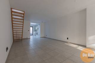 KIJKDAG ZO. 23 NOVEMBER VAN 10u TOT 12u (OP AFSPRAAK!!)<br /><br />AALST- INSTAPKLARE GEZINSWONING MET TERRAS EN GARAGE<br />Deze woning is gelegen nabij de watertoren, stadspark, centrum, winkels en scholen.<br />Op het gelijkvloers heb je een grote leefruimte, ingerichte keuken, aparte wasplaats met toilet en berging. Vanuit de keuken is er toegang tot het terras en de garage.<br /><br />Op het verdiep is er een grote slaapkamer en badkamer met bad, lavabo en nieuwe douche.<br />Op de zolderverdieping zijn er nog eens twee ruime slaapkamers.<br /><br />Deze woning heeft CV op gas, geen renovatieplicht en dubbele beglazing. Mits paar kleine werken zal elektriciteit snel conform zijn.<br /><br />Interesse? Kom dan zeker naar onze kijkdag en bel 053/60.65.60<br /><br />De vermelde prijs is een richtprijs. Na ontvangst van de biedingen zal de verkoper beslissen of hij/zij de eigendom verkoopt aan het beste bod. De richtprijs is aldus niet bindend voor de verkoper. Voor meer info kunt u ons contacteren of het reglement raadplegen op onze website.