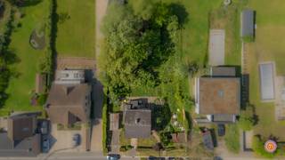 Vandaag nemen we je mee naar deze unieke kans op Luipegem, gelegen aan de rand van de bossen van de Oude Schelde, op wandelafstand van het centrum en het Graafschap van Bornem. Deze karaktervolle woning ligt op een prachtig perceel van 836 m².<br /><br />We komen binnen via een ruime inkomhal die toegang geeft tot de lichtrijke leefruimte met aansluitend de geïnstalleerde keuken. Verder biedt het gelijkvloers een gastentoilet, een praktische veranda aan de keuken en een garage.<br /><br />De trap in de hal geeft toegang tot de nachthal op de eerste verdieping waar zich drie slaapkamers en een badkamer voorzien van een bad en lavabo bevinden.<br /><br />Verder beschikt de woning over een ruime zolder die je kan bereiken via een uitschuifbare trap. Deze doet dienst als opbergruimte.<br /><br />De veranda die zich aansluit aan de keuken geeft toegang tot de ruime tuin. De tuin kan je ook bereiken via een achterdeur in de kelder.<br /><br />De woning is voorzien van rolluiken.<br />Verder biedt de woning een comfortabele kelder.<br /><br />De oprit met garage biedt voldoende parkeergelegenheid.<br /><br />Heb je interesse in deze open bebouwing op een toplocatie in Bornem?<br />Neem gerust contact op via roy@julimmo.be of 0498 62 74 71.