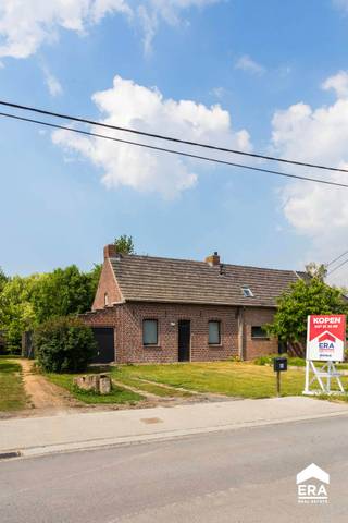 Halfopen woning te koop in BoezingeOver de woning:Deze charmante halfopen bebouwing in Boezinge combineert rust, ruimte en functionaliteit op een...