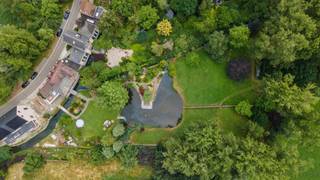 Uitzonderlijke hoeve (met praktijkruimte) in een oase van groen op riant perceelDeze prachtige hoeve op een riant perceel is ideaal voor mensen die...