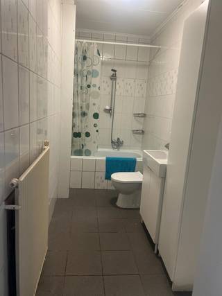 <p><strong><span>Modern 1-slaapkamerappartement te huur in het hart van Antwerpen</span></strong></p>
<p><span>Op zoek naar een comfortabel appartement op een toplocatie? Dit stijlvolle appartement met </span><strong><span>1 slaapkamer en 1 badkamer</span></strong><span> is gelegen in het bruisende centrum van Antwerpen, op wandelafstand van winkels, restaurants, cafés, openbaar vervoer en alle voorzieningen die de stad te bieden heeft.</span></p>
<p><span>Het appartement beschikt over een lichte woonkamer, een volledig uitgeruste keuken, een ruime slaapkamer en een moderne badkamer. Dankzij de centrale ligging is dit de ideale woonst voor een alleenstaande of een koppel die wil genieten van het stadsleven.</span></p>