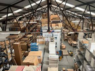 In Evere, op een strategische locatie nabij belangrijke invalswegen, bieden wij dit veelzijdig bedrijfsgebouw aan via aandelenoverdracht. Het...