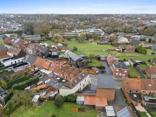 Deze interessante en centraal gelegen half open woning bevindt zich langs de Oekensestraat, nabij de kern van Rumbeke (scholen, bushalte, supermarkt, slager, bakker,...), AZ Delta alsook de Grote Ring en oprit autosnelwegen.<br />Links van de woning is een gedeelde oprit (erfdienstbaarheid) met toegang tot een aanpalende garage (rechtse op de foto).<br /><br />De verrassend ruime woning, met een bewoonbare oppervlakte van 279m², werd in 2010 grondig gerenoveerd met in 2023 een extra isolatie aan de zijgevel. <br />Indeling: woonkamer - ingerichte keuken (met toegang tot gedeelde oprit) - droge kelder - wasplaats/doorloopruimte tot gezellige koer - technische berging - polyvalente ruimte of inkomhal (via oprit) met toilet - nachthal - 3 ruime slaapkamers - dressing/kleine slaapkamer - ruime badkamer (met ligbad, toilet, dubbele wastafel en inloopdouche) - grote zolderruimte met vaste trap (uitbreiding van woonvolume mogelijk). EPC label B (197kWh/m²) - asbestveilig - lopende huurovereenkomst (beschikbaarheid in overleg met huurder).<br /><br />Interesse? Contacteer Sarah (sarah@futurimmo.be - 0472 613 011)