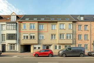 INDELINGDe inkomhal is uitgerust met een op maat gemaakte kast en een apart toilet. Achteraan bevindt zich de leefruimte en halfopen keuken waar men...