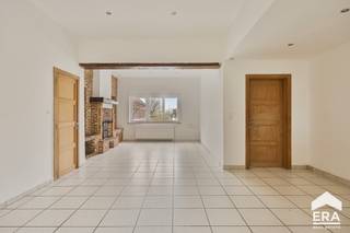 Deze volledig gerenoveerde woning biedt 4 ruime slaapkamers, een badkamer, een praktische garage en een lichtrijke leefruimte met prachtig zicht op...