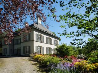 Exclusief landhuis (BJ 1957) met voormalig koetshuis, gelegen op een prachtig domein van circa 34.000 m² met volwassen bomen en een uiterst...