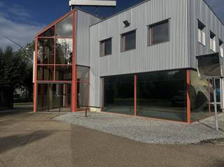 Op zoek naar een representatieve en praktische kantoorruimte in Turnhout? Dit moderne kantoorgebouw combineert comfort en bereikbaarheid.Troeven:•...