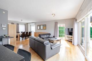 <p><span>In een rustige en aangename straat te Aalst bevindt zich deze uitstekend onderhouden halfopen bebouwing, gebouwd in 2011. De woning is gelegen op een perceel van 246 m² en beschikt over een ruime bewoonbare oppervlakte van maar liefst 185 m², aangevuld met een praktische zolderruimte.</span></p><p><span> </span></p><p><span>Bij het betreden van de woning komt u terecht in een ruime inkomhal met apart gastentoilet. De lichtrijke leefruimte vormt samen met de volledig geïnstalleerde open keuken het hart van de woning en biedt een aangename woonbeleving voor het hele gezin. Aansluitend bevindt zich een ruime garage met extra bergruimte.</span></p><p><span> </span></p><p><span>Op de verdieping zijn drie volwaardige slaapkamers aanwezig, waarvan één met een praktische dressing. De ruime badkamer is uitgerust met een ligbad, inloopdouche en een stijlvol lavabomeubel. Daarnaast beschikt de woning over een tweede afzonderlijk toilet.</span></p><p><span> </span></p><p><span>Ook op technisch vlak scoort deze woning bijzonder sterk. Dankzij de 20 zonnepanelen, de aanwezige airconditioning/warmtepomp, de conforme elektrische installatie en een gunstig EPC van slechts 117 kWh/m² geniet u van een energiezuinige en toekomstgerichte woning. Verder is er een regenwaterput van 5.000 liter voorzien en werd de woning uitgerust met een alarmsysteem voor extra comfort en veiligheid.</span></p><p><span> </span></p><p><span>Buiten geniet u van een onderhoudsvriendelijke, volledig aangelegde tuin met een ideale zuidwestelijke oriëntatie, waar u de hele namiddag en avond van de zon kunt genieten.</span></p><p><span> </span></p><p><span>Bent u op zoek naar een recente, energiezuinige en perfect onderhouden gezinswoning op een rustige locatie te Aalst? Dan is deze eigendom absoluut een bezoek waard!</span></p><p><span> </span></p><p><span>Voor meer informatie en/of een bezoek, contacteert u Didier van Immo Zone op het nummer 0476/ 73. 17. 99.</span></p><p><span> </span></p>